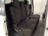 2列目シートは背もたれの角度調節ができるベンチシートになっております。長距離運転になってもゆったりとできるように、アームレストがついてます。