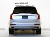 XC90は、使い方の幅を広げる7シーター仕様。洗練された佇まいの中に、高い実用性を秘めています。室内に足を踏み入れば、そこはまさに北欧のリビングルーム。落ち着きある明るい雰囲気をご堪能ください。