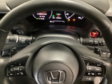 ステアリングホイール・後ろの減速セレクターは、左右に取り付けられた2つのパドルスイッチで減速の強さを調整。 左側の「-」を操作すると減速を強く、右側の「+」を操作すると減速を弱くすることができます。