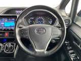 【純正革巻きステアリング】上質な革を使用することで、手にしっかり馴染みとても運転しやすいハンドルです♪