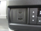 便利な充電用USBジャックも付いています。