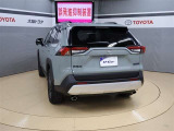 ハッチバックなので、バックドアは上に開きます♪大きな荷物の出し入れがしやすくなります。便利ですよ♪
