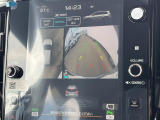 【マルチテレインモニター】車のフロントやサイドのカメラ画像を同時にモニター表示することで、悪路や狭い道を走行時でも周囲の状況確認ができ安心!本格SUVにうれしい装備です♪