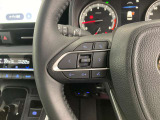 運転中、オーディオの操作をしてて、ハッとしたことはありませんか?ステアリングスイッチは、運転中でもハンドルでオーディオの操作が可能です。安全なドライブをサポートします。
