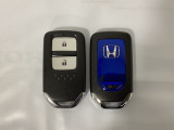 スマートキーを装備しています。鍵を差し込むことなくドアロックの開け閉めと、スタートボタン操作でのエンジンスタートができます。スペアキーも同じものを用意しております。
