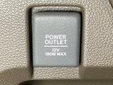 アクセサリーソケットはUSBのアダプターなどをつければ、スマホの充電にも使えます。周辺には物が置けるボックスがついています。