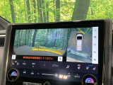 【パノラミックビューモニター】専用のカメラにより、上から見下ろしたような視点で360度クルマの周囲を確認することができます☆死角部分も確認しやすく、狭い場所での切り返しや駐車もスムーズに行えます。