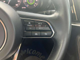 車速や車間距離を一定に保つレーダークルーズコントロール機能を搭載。高速道路などで長距離をドライブされる際などに、とても便利な機能です。
