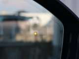 【ブラインドスポットモニター】左右斜め後ろを平行して走る車を認識し、車線変更の際に危険を察知するとドライバーへ警告を促します。夜・雨・トンネル内など走行時の環境が悪い時ほど頼りになる安全装置です。