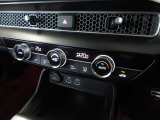 オートエアコンは左右席で独立温度コントロールが可能です。運転席はキンキンに冷やして助手席はマイルドにと言った設定が可能です。暑さ寒さでケンカすることもなくなりますね。