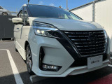 LEDヘッドライトはハロゲンランプの約2倍の光量で明るく遠くを照らし、夜間走行時の視認性を高めます。さらに長寿命や省電力、スタイリッシュな印象も際立たせます。