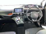 運転席周りのレイアウトをご覧ください。ナビゲーションが綺麗に装着されすっきり収まってますね!