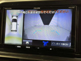 パノラミックビューモニターシステムが付いているので車の上から見た映像が確認できますよ。 一目で車両周辺の情報を確認できますが、直接安全をご確認下さい。