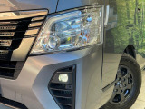【LEDヘッドライト】悪天候や夜間走行時も良好な視界を確保し安心して運転できる高輝度LEDヘッドライトを装備!点灯速度が早く、消費電力も抑えられています。