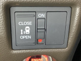 左側電動スライドドアは運転席からでも操作ができるように、ハンドル付近に開閉の操作スイッチが付いています。
