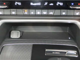 携帯電話も置くだけ充電出来ます