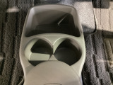 運転席・助手席の間にもドリンクホルダー装備♪