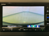 【バックカメラ】運転が苦手な方も車庫入れラクラクです!ギアをリバースに入れれば自動的に切り換わりますので、面倒な操作は不要です♪狭い駐車場もお車を傷つけず安心ですね!