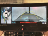 リバースギアに入れるだけで後方の表示へ切り替わります。夜間や雨の日の駐車も楽になりますよ。