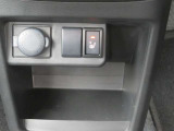 シフトレバーとエアコン操作パネルの下には運転席のシートヒーターのスイッチがあります。寒い冬にはとてもほしくなる快適装備です。