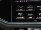 スマートフォンとAudiをUSBケーブルを介し接続。AppleのCarPlayやAndroid Autoのアプリを通じて、スマートフォンのコンテンツをMMIディスプレイに表示します。
