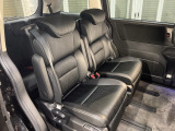 セカンドシートも足元・膝周りにゆとりを確保しています。