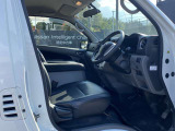 運転席と助手席の間には、リット付きの大容量センターボックスが装備されています。