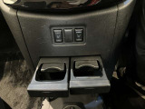 前席側にドリンクホルダーあります♪運転中でも手が届きやすい位置にあって使い易いです♪