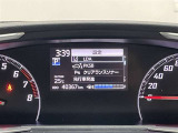 レーンディパーチャーアラートとは車線または走路からの逸脱の可能性を警告すると共に、車線または走路からの逸脱を避けるためのハンドル操作の一部を支援する機能です。詳細は販売店スタッフまでおたずねください。
