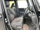 運転席まわりには十分なスペースがあり、大柄な方でもゆったり運転していただける環境です。