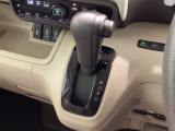 インパネシフトを採用しているので、前席の足元も広々としています。運転席と助手席の行き来もスムーズです!