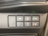 ハンドルの右側にHondaセンシング用のメインスイッチとパワーテールゲートスイッチがついています。パワーテールゲートスイッチは車内からでもテールゲートの開け閉めを電動でできます。