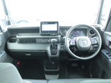 操作性に優れた運転席となります!小物入れや各ボタンの配置にこだわり、使いやすいです!座り心地もよく視認性も良好なのでロングドライブもお任せ下さい!