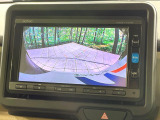 【バックカメラ】駐車時に後方がリアルタイム映像で確認できます。大型商業施設や立体駐車場での駐車時や、夜間のバック時に大活躍!運転スキルに関わらず、今や必須となった装備のひとつです!