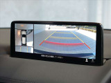 360度モニター搭載車ですので、低速時での不安を解消してくれます。この写真は右側はバックカメラですが、前進時にはフロントカメラにもなりますので歩行者や縁石なども確認することが可能です。