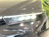 【LEDヘッドライト】悪天候や夜間走行時も良好な視界を確保し安心して運転できる高輝度LEDヘッドライトを装備!点灯速度が早く、消費電力も抑えられています。