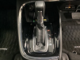 「e:HEV」は、モーター走行を中心にしながら電気エネルギーやエンジン動力を最も効率よく使い分けることができる賢いハイブリッドシステムです。サイドブレーキはスイッチ操作の電子制御パーキングブレーキです