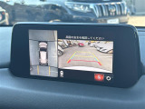 【360&deg;ビュー・モニター】まるでクルマを真上から見下ろしたかのような視点で駐車をサポートします。クルマの斜め後ろや真横など、前後左右の4つのカメラの映像が合成されて、モニターに映し出されます。