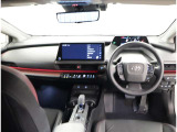 デザインもよく、居心地のよい運転席ですね。分かりやすいスイッチ類ですから操作もしやすく運転をサポートします。ぜひご来店いただき、実際にお座りいただいてステアリングを握ってみてください!