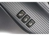 運転席のポジションを2つ、記憶させることができます。ボタンを押すと設定したポジションに電動で移動します。