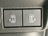【両側パワースライドドア】スマートキーや運転席のスイッチで後席両側スライドドアの開閉が可能♪電動だから力を入れてドアを開ける必要が無く、小さなお子様でも簡単に開け閉めでき快適です♪