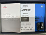スマートキーは鍵をバッグに入れたままでもドアロックの開閉やエンジンのON・OFFができます。夜間や雨の日も鍵を探さなくて良いので便利です。