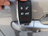【キーレスエントリー】バッグやポケットからキーを取り出すことなく車にアクセスして、ロックとアラームを設定できます。 毎日の利便性をさらに高める機能です。