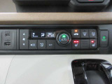 AUTOエアコンでいつでも快適な温度に!さらに運転席と助手席にはシートヒーターも付いています。