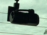 【ドラレコ・後方カメラ】届きにくい後方の視界を映像でカバーし、トラブルの抑止力にもなります。万が一の際、状況を正確に証明できる安心感が、毎日のドライブに落ち着きと確かなゆとりを添えてくれます。