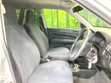 運転席まわりには十分なスペースがあり、大柄な方でもゆったり運転していただける環境です。