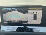 アラウンドビューモニターは4方向のカメラで真上から車を見たようにモニターで確認ができる日産の自慢の装備です。前後センサーにより移動物検知、障害物検知をして画面に表示。是非実際の車で体感してみてください
