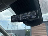 スマートルームミラーで、後方の確認が容易にできます。