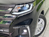 【LEDヘッドライト】悪天候や夜間走行時も良好な視界を確保し安心して運転できる高輝度LEDヘッドライトを装備!点灯速度が早く、消費電力も抑えられています。