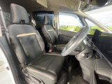 運転席まわりには十分なスペースがあり、大柄な方でもゆったり運転していただける環境です。